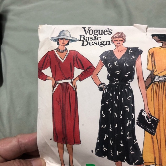 Vintage Vogue basic designs pattern 1569- 14.16.18- dress pattern -cut all there - Picture 3 of 9